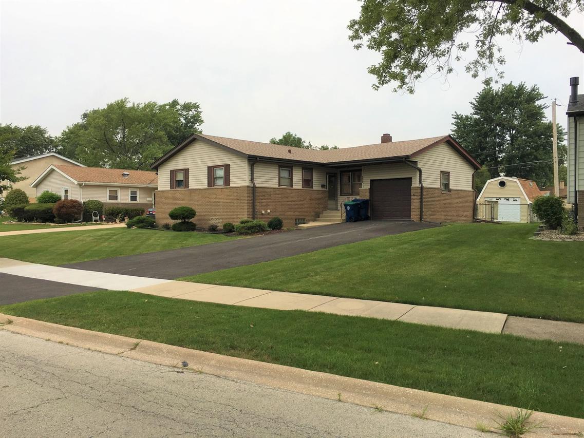 9012 W 92nd St., Hickory Hills, IL 60457