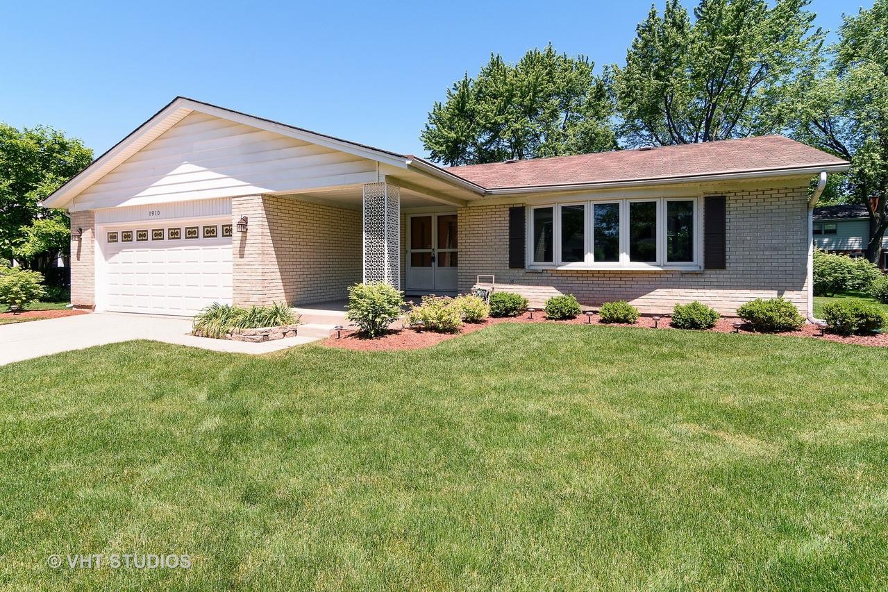 1910 E Sherwood Rd., Arlington Heights, IL 60004