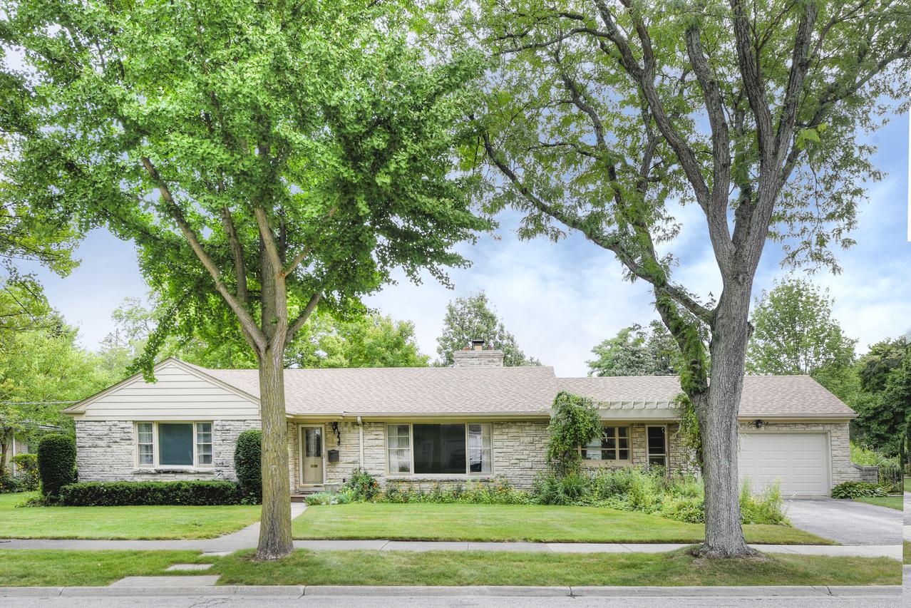 807 Surrey Ln., Glenview, IL 60025