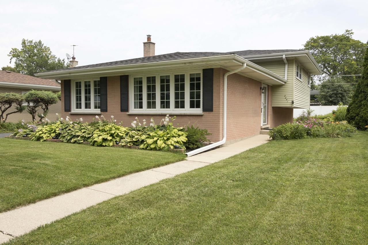 2041 Westview Dr., Des Plaines, IL 60018