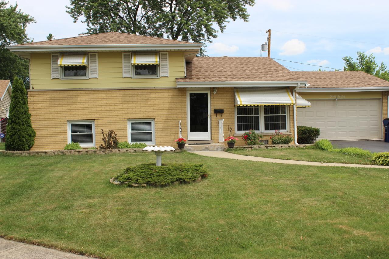 712 Lake Manor Dr., Addison, IL 60101