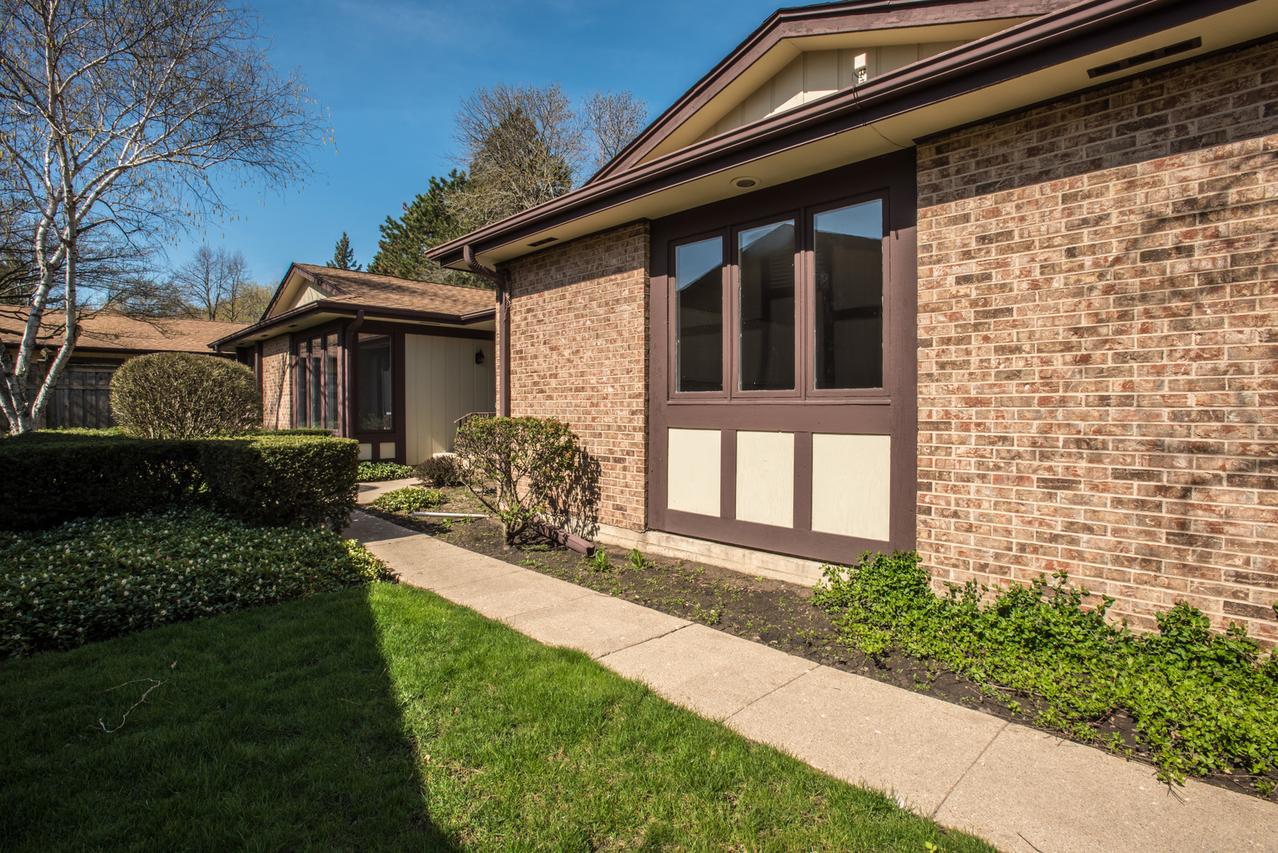 1424 Estate Ln., Glenview, IL 60025