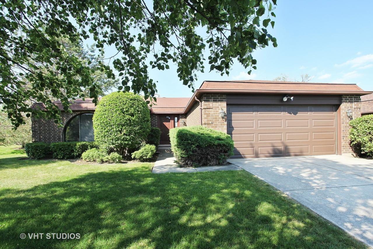 225 Arrowwood Dr., Northbrook, IL 60062