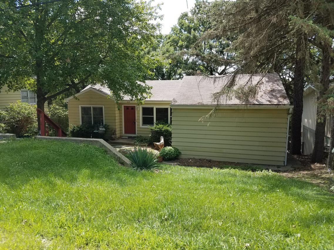 212 N Shore Dr., Oakwood Hills, IL 60013