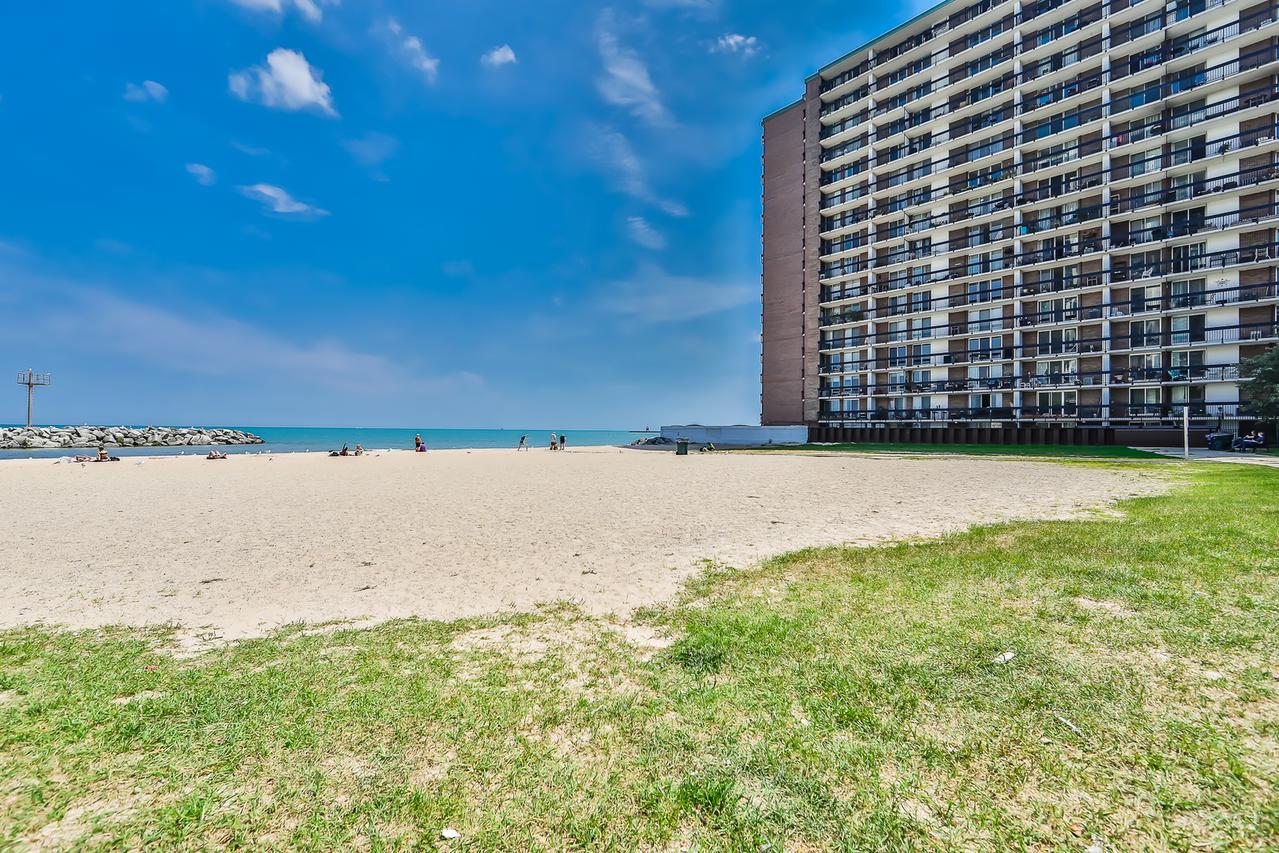 5901 N Sheridan Rd. #11F, Chicago, IL 60660