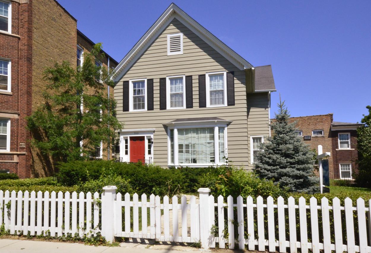 7001 N Ridge Blvd., Chicago, IL 60645