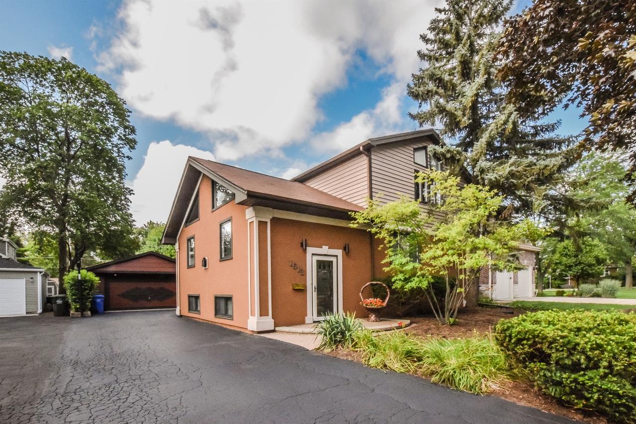 1613 Van Buren Ave., Des Plaines, IL 60018