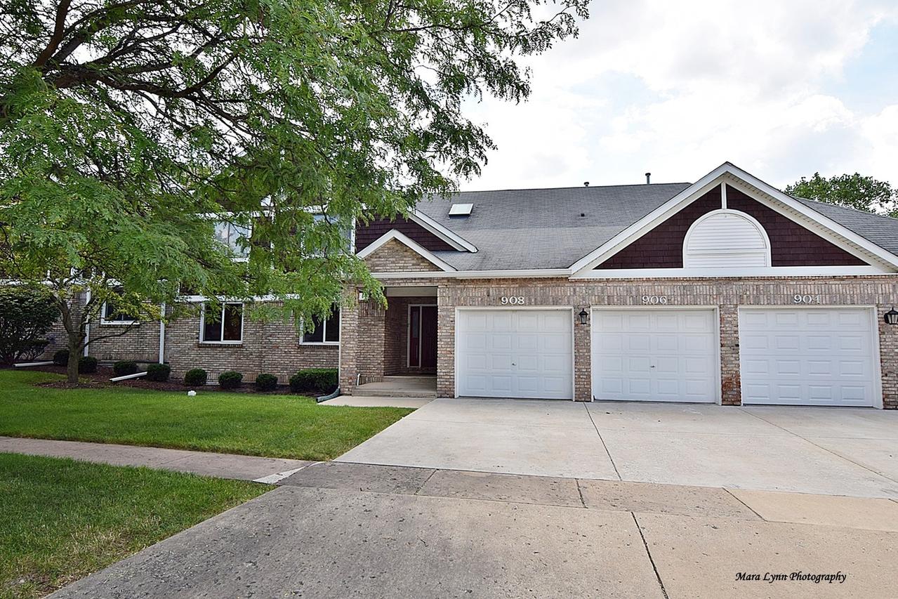 904 Thornwood Dr., St. Charles, IL 60174