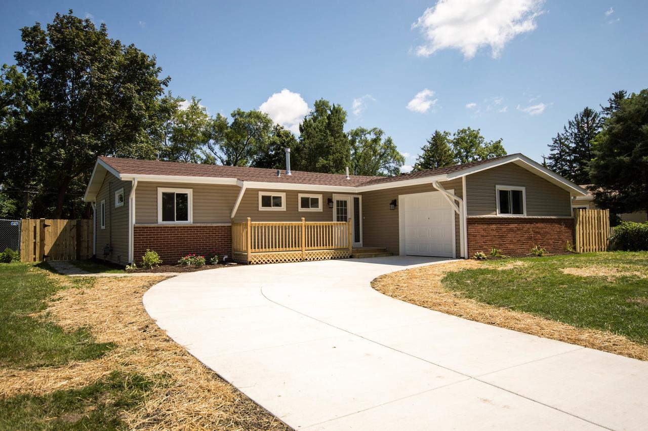 213 Pinecroft Dr., Roselle, IL 60172