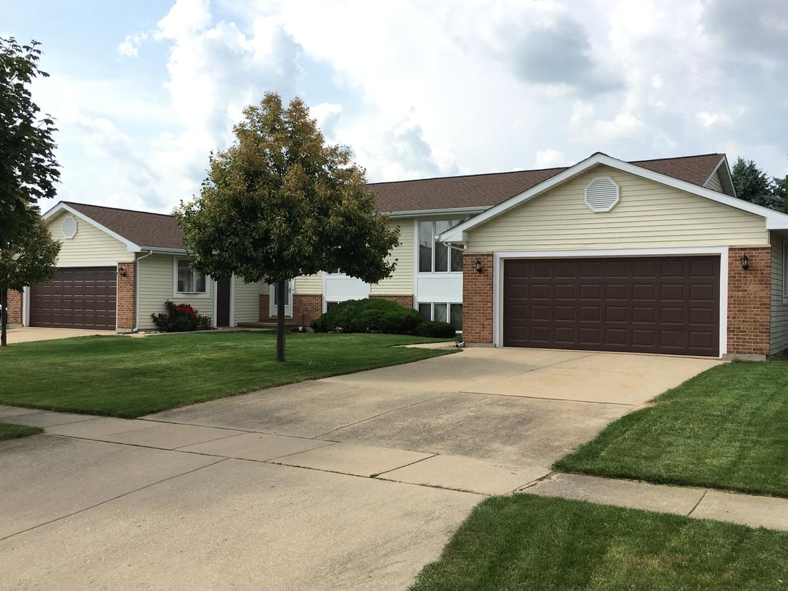 1617 Woodgate Dr., Sycamore, IL 60178