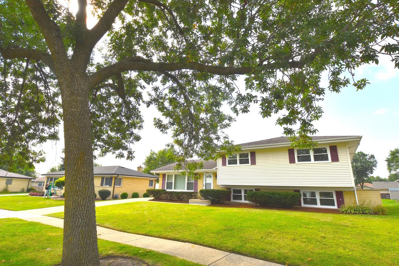 711 Berkshire Ln., Schaumburg, IL 60193