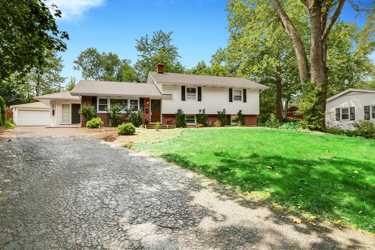 909 Hickory Ln., Naperville, IL 60540