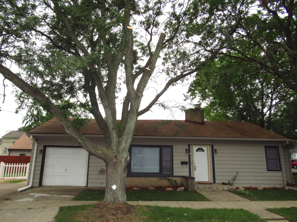 956 Walter Ave., Aurora, IL 60505
