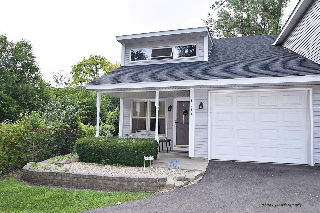 1957 Charles Ln., Aurora, IL 60505