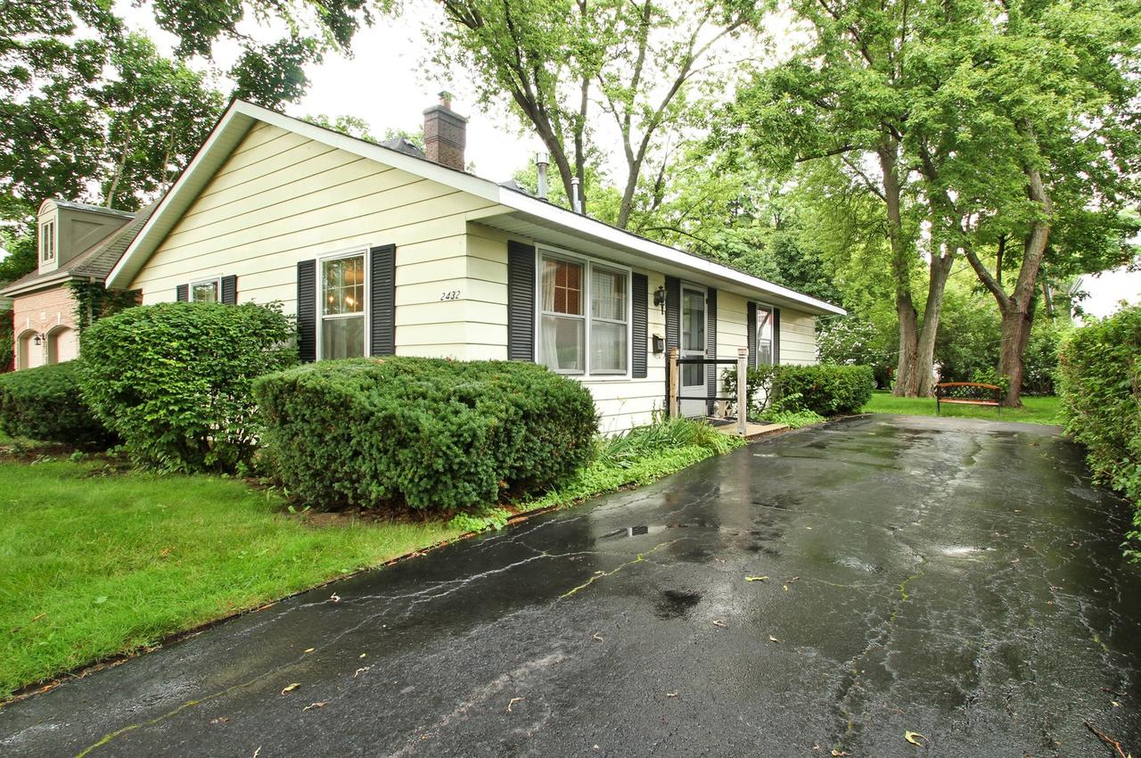 2432 Thornwood Ave., Wilmette, IL 60091