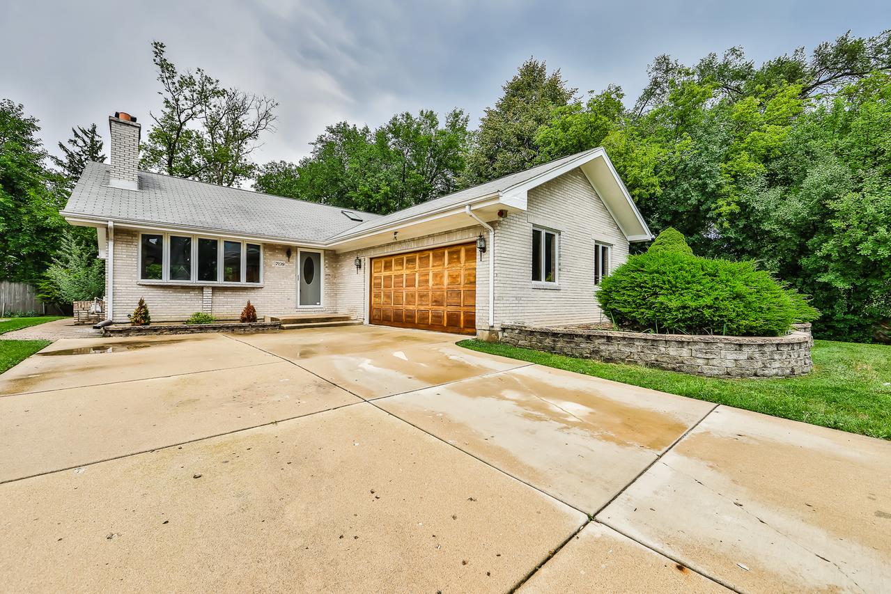 708 Albany Ln., Des Plaines, IL 60016