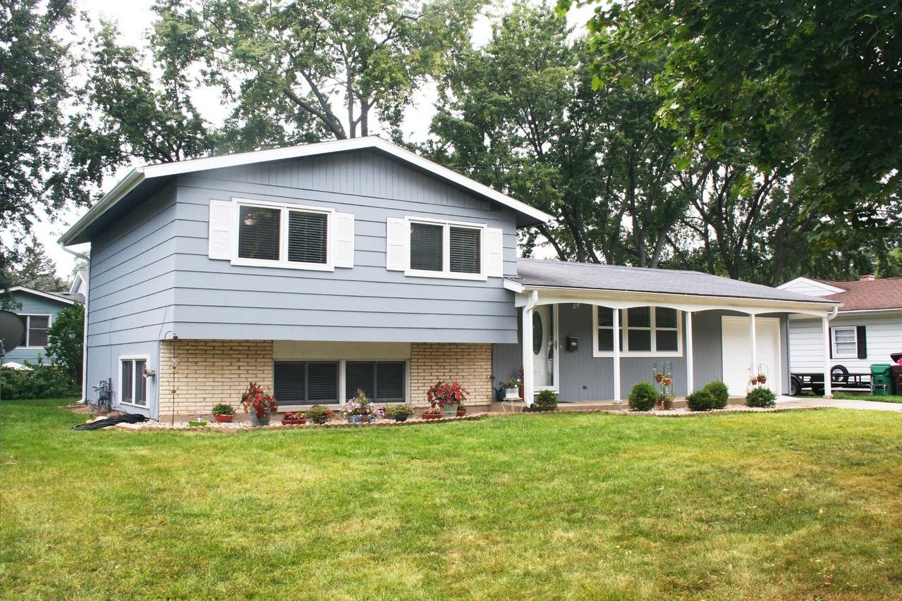 235 Lincolnshire Dr., Crystal Lake, IL 60014