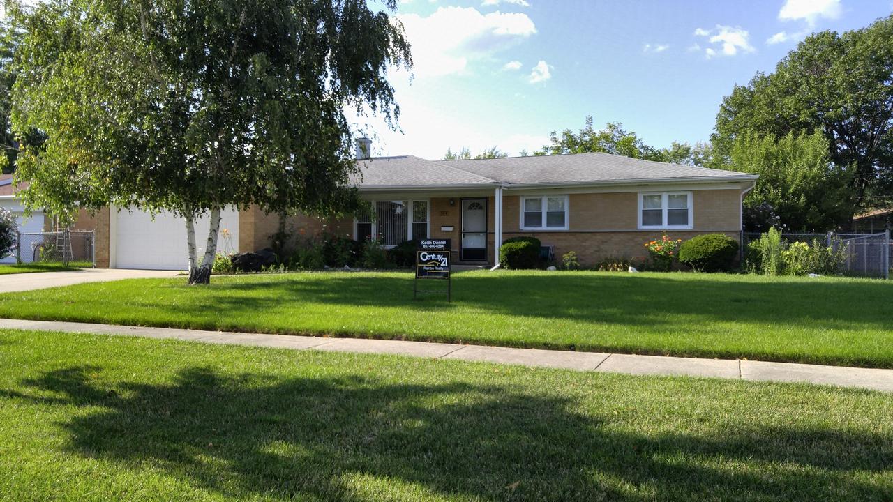 584 King Ln., Des Plaines, IL 60016