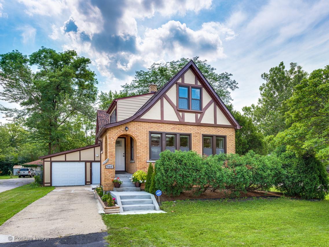 9315 W Ballard Rd., Des Plaines, IL 60016