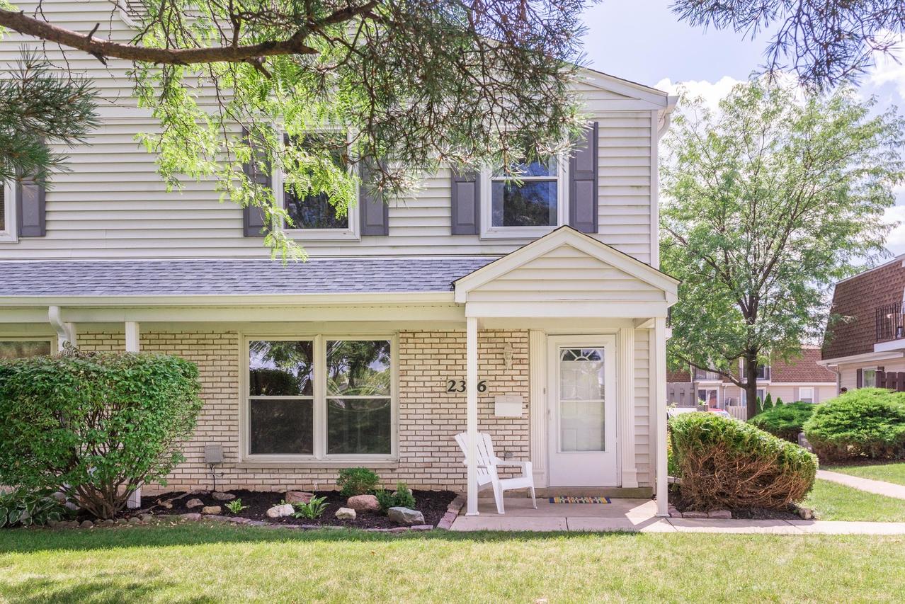 2326 Old Kings Ct. #31, Schaumburg, IL 60194