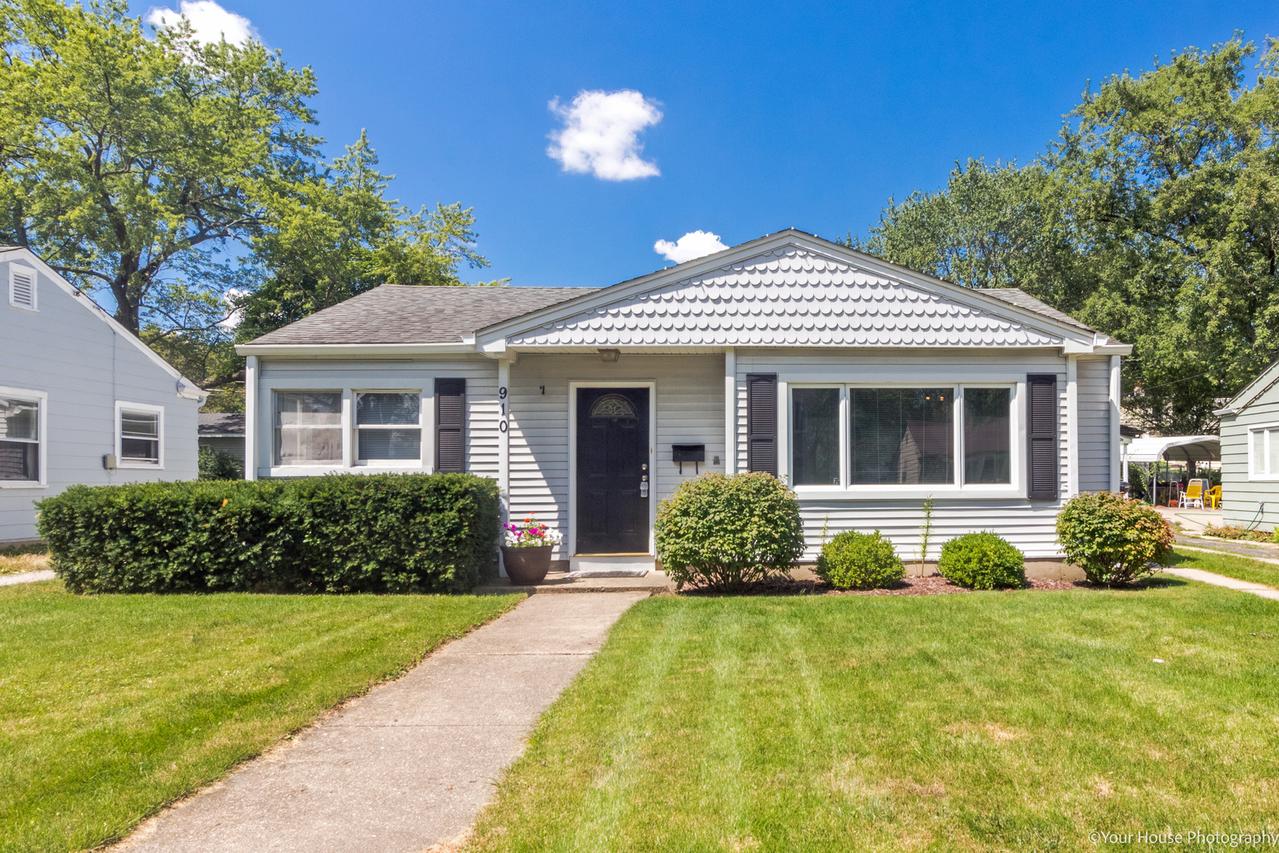 910 N Douglas Ave., Arlington Heights, IL 60004