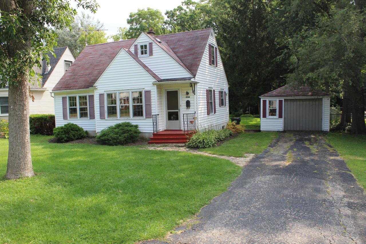 327 Grandview Dr., Round Lake Park, IL 60073