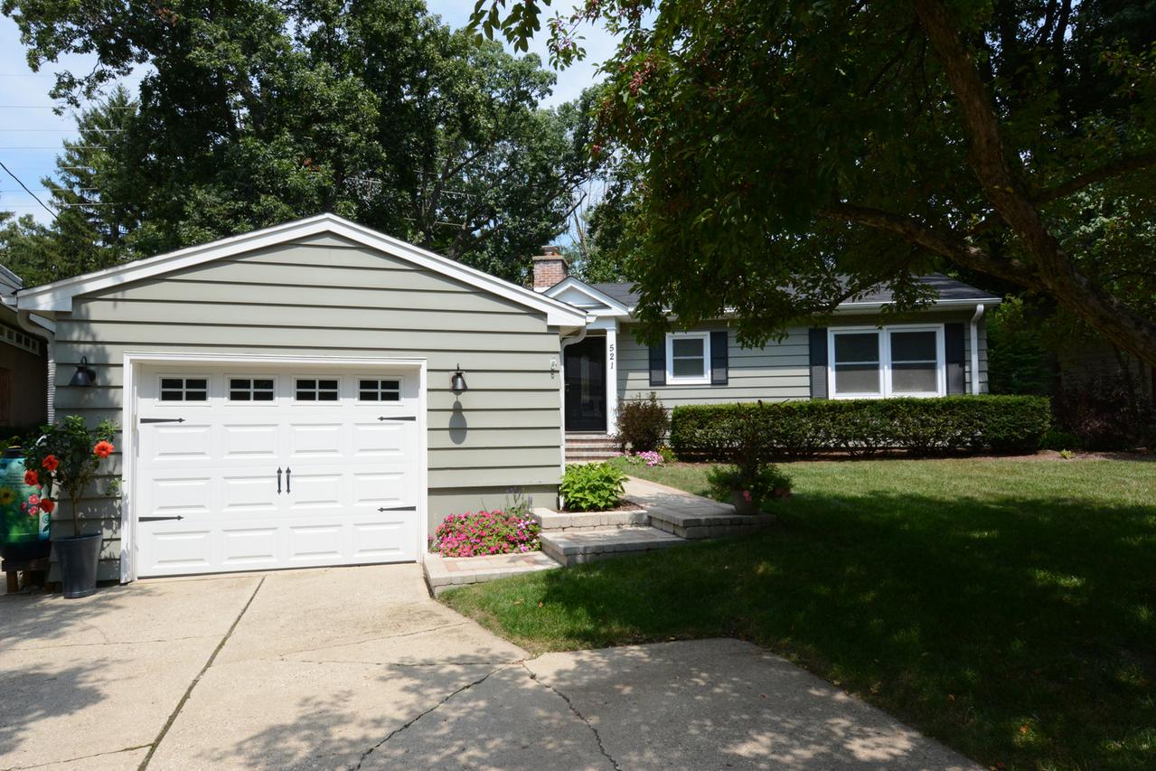 521 Oakwood Dr., Geneva, IL 60134