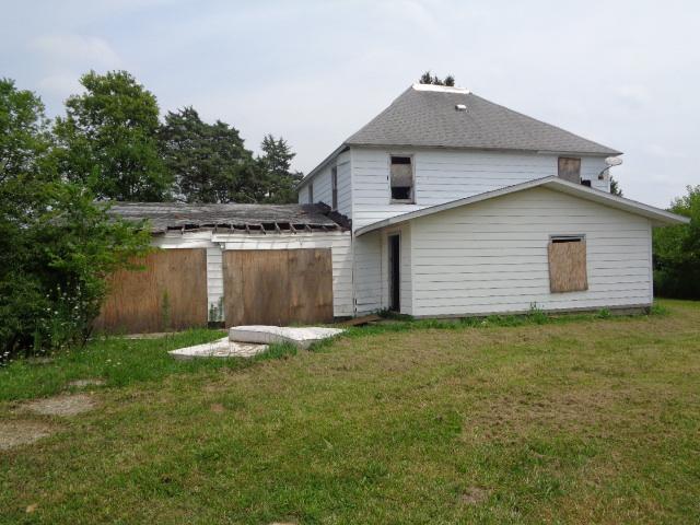 20037 Airtight Rd., Charleston, IL 61920
