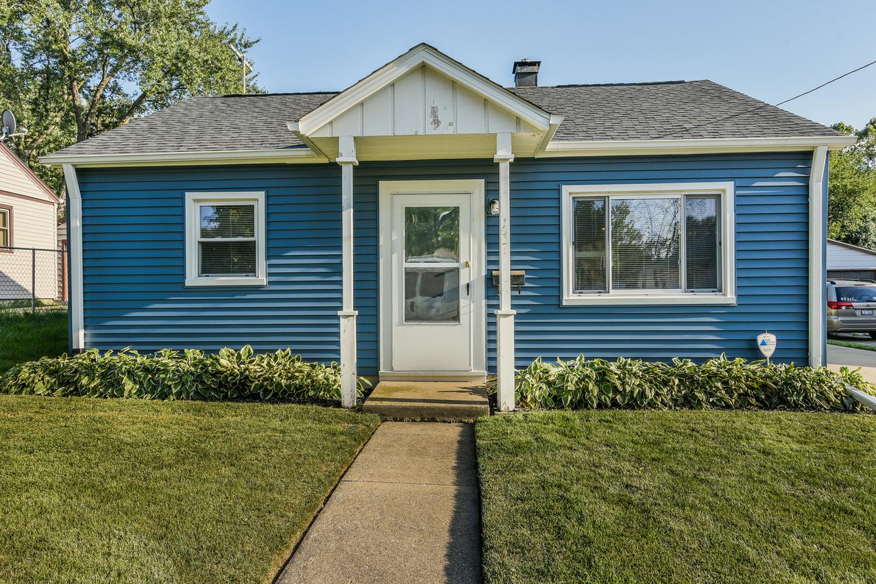 621 Hankes Ave., Aurora, IL 60505