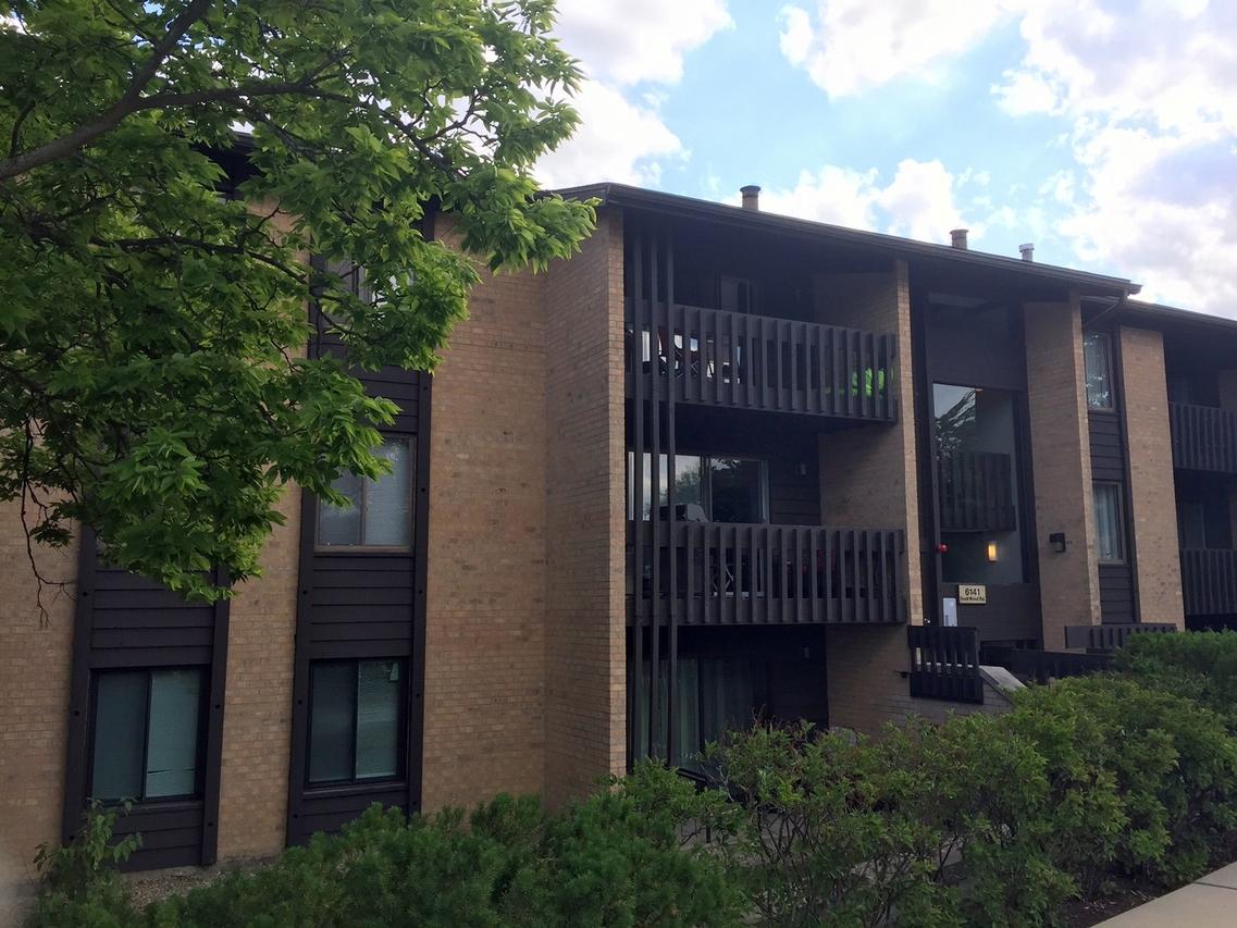 6141 Knoll Wood Rd. #9-204, Willowbrook, IL 60527
