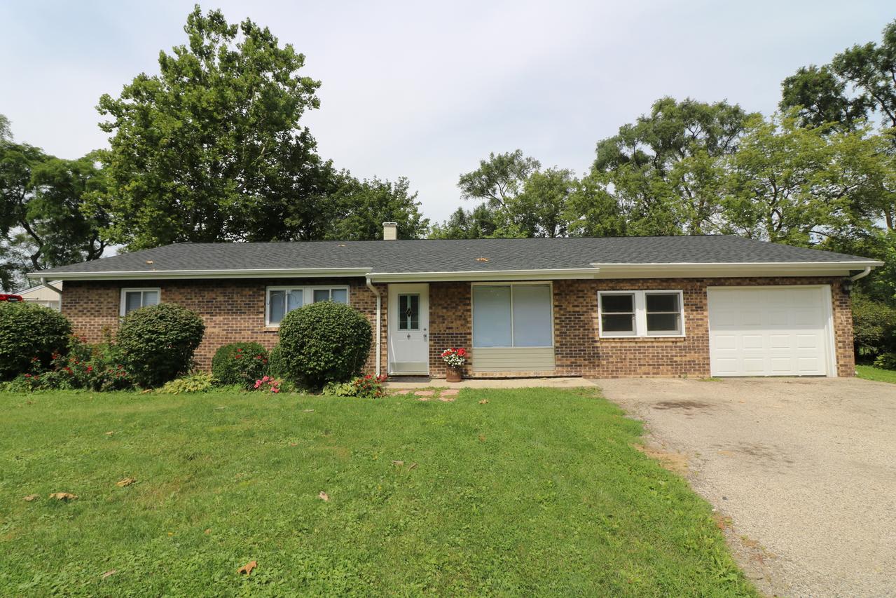 2210 Manor Ln., Mchenry, IL 60051