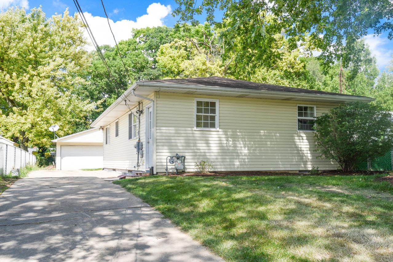 121 Pierce St., North Aurora, IL 60542