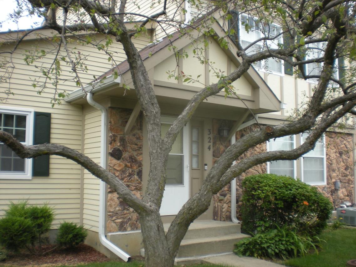 324 Westwood Ct., Vernon Hills, IL 60061