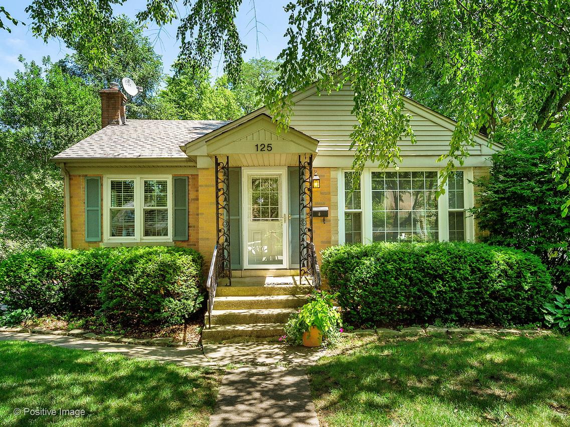 125 Iroquois Dr., Clarendon Hills, IL 60514