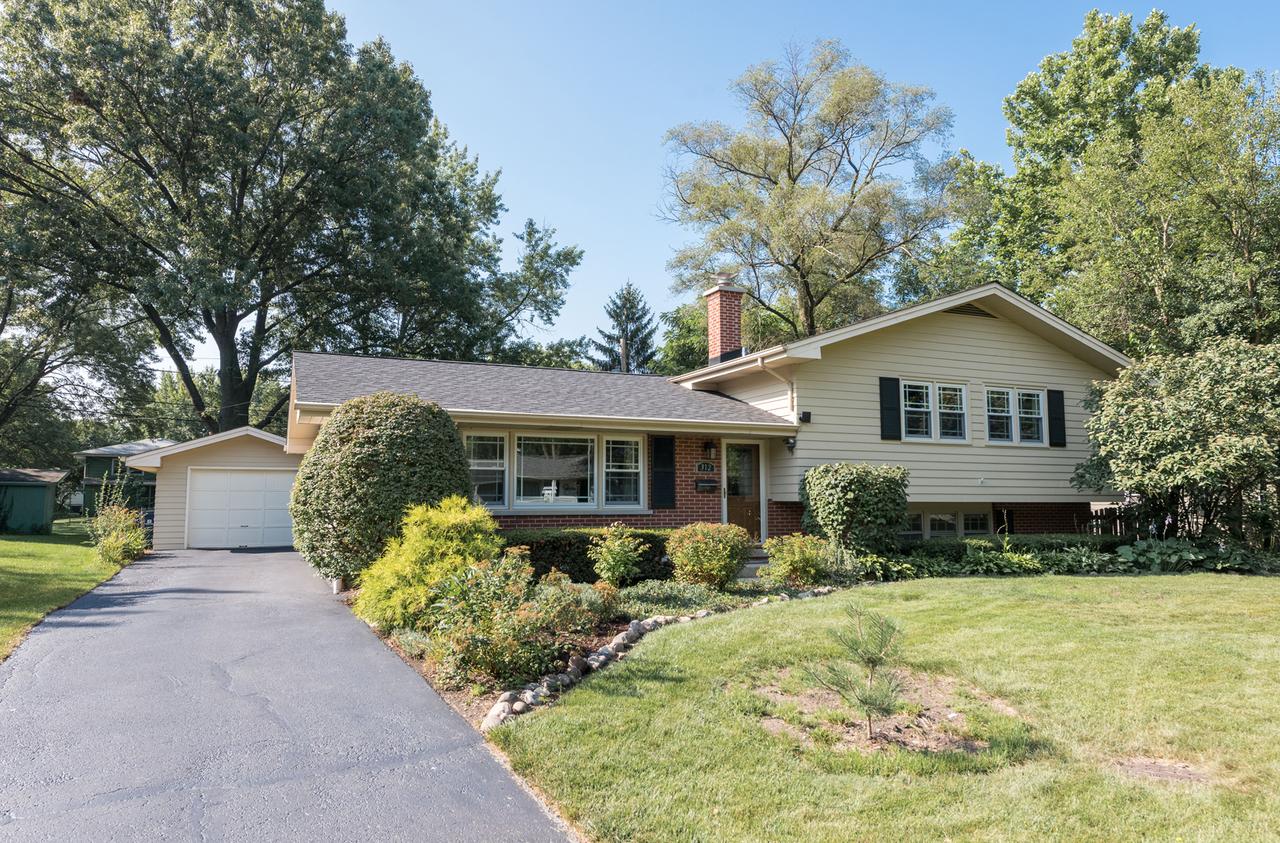 312 Robin Hill Dr., Naperville, IL 60540