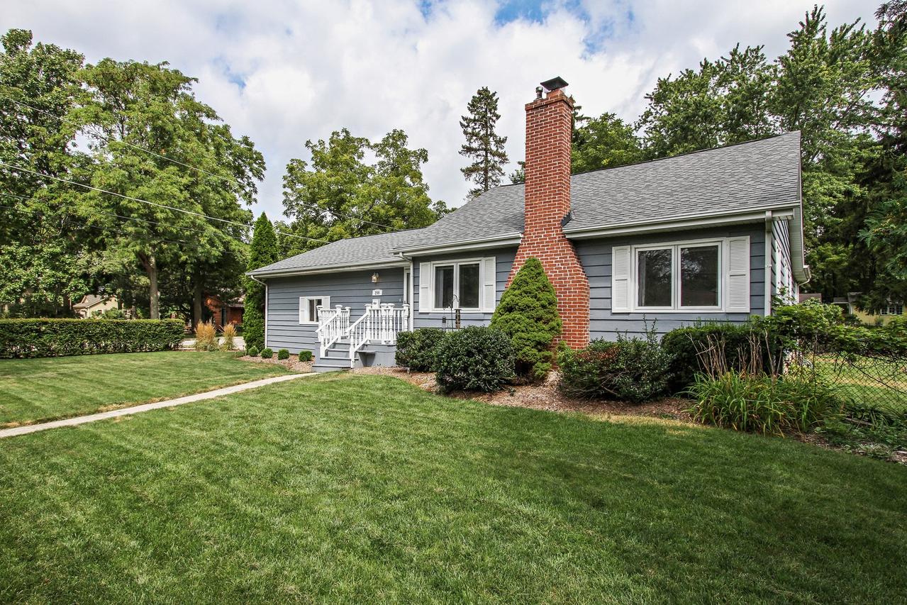 290 W Woodstock St., Crystal Lake, IL 60014