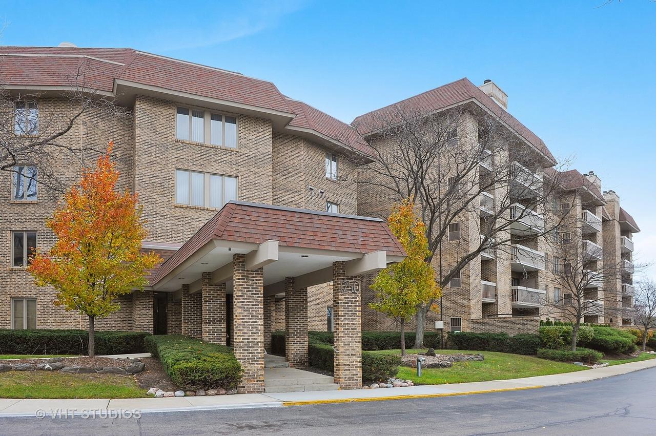 1250 Rudolph Rd. #3A, Northbrook, IL 60062