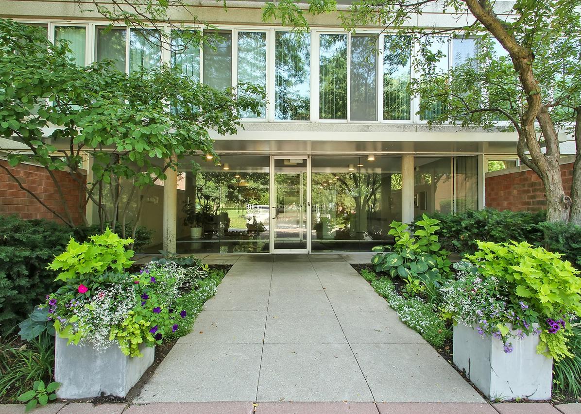 2525 Wellington Ct. #102, Evanston, IL 60201
