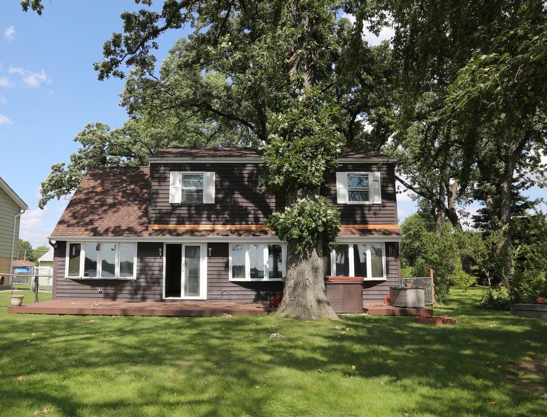819 W Northeast Shore Dr., Mchenry, IL 60051