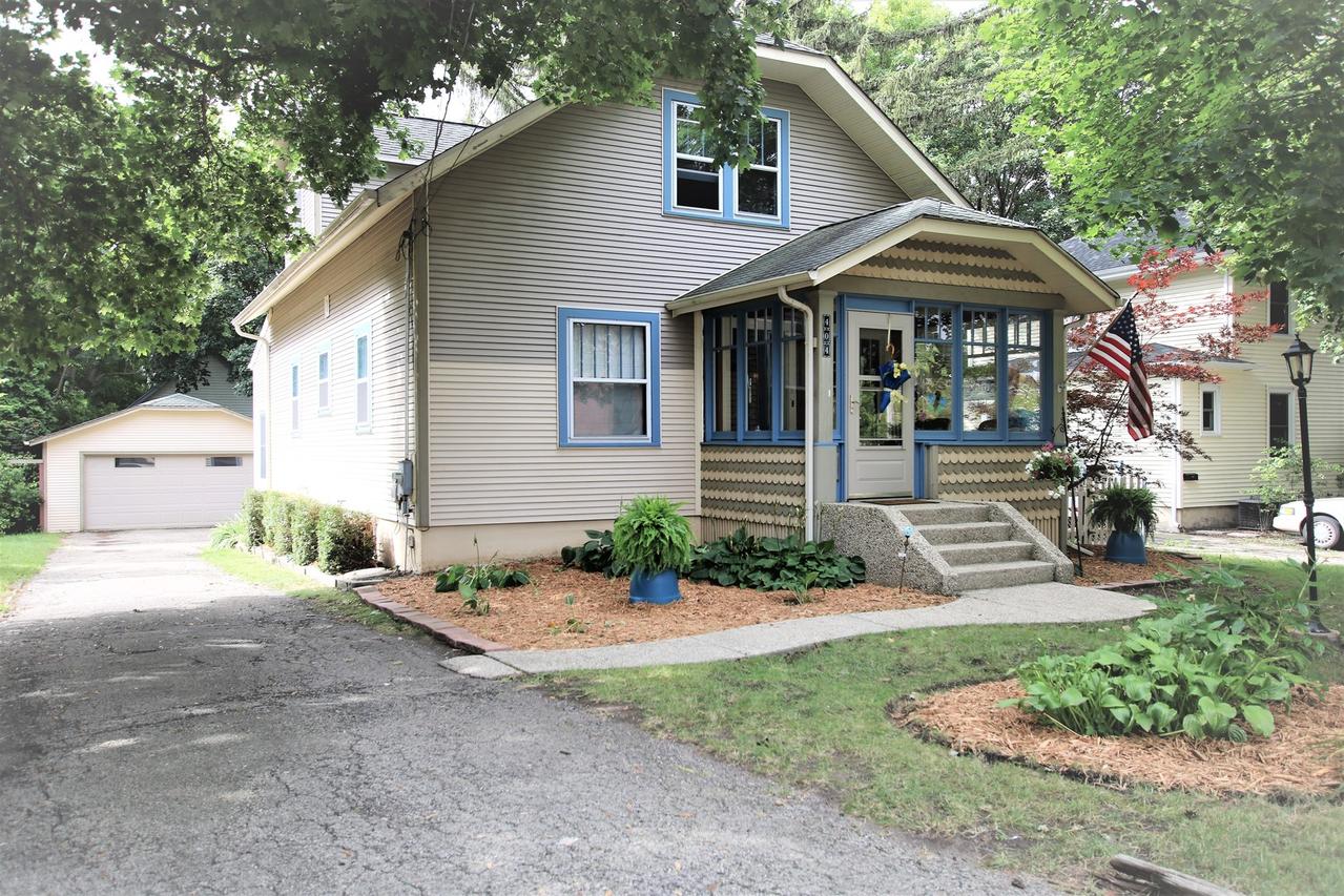 404 Johnson St., East Dundee, IL 60118