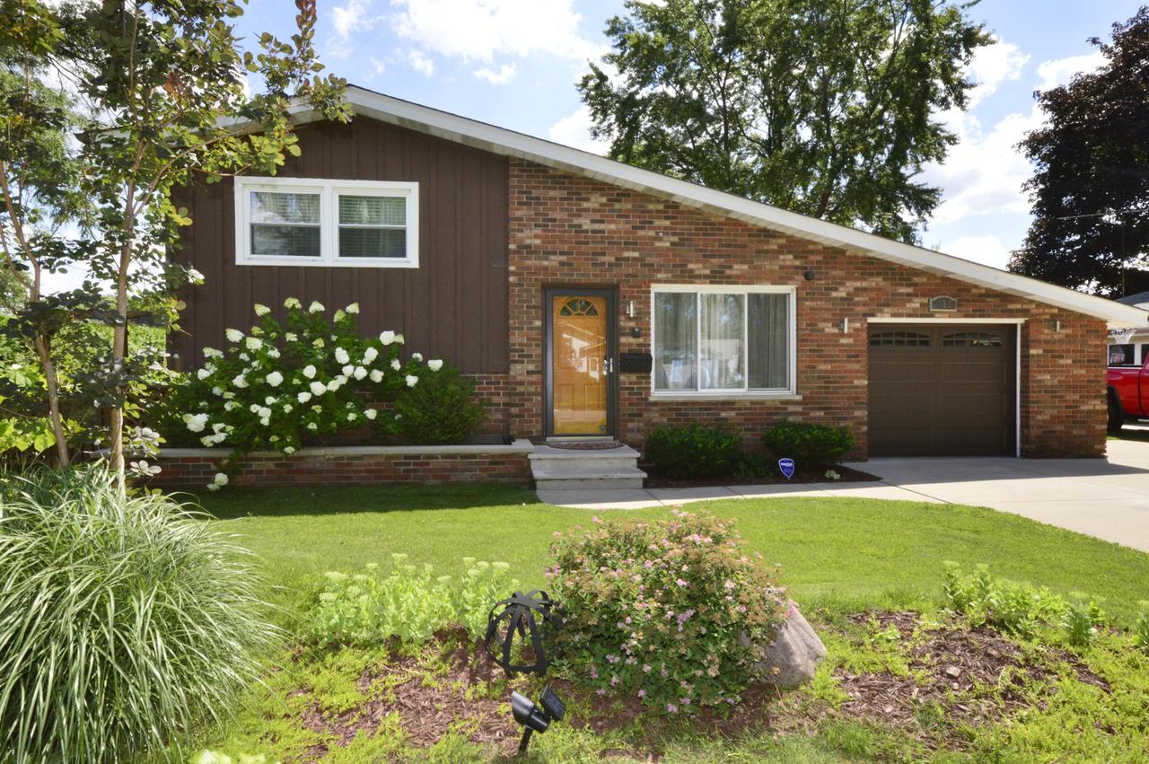 135 Glendale St., Wheeling, IL 60090