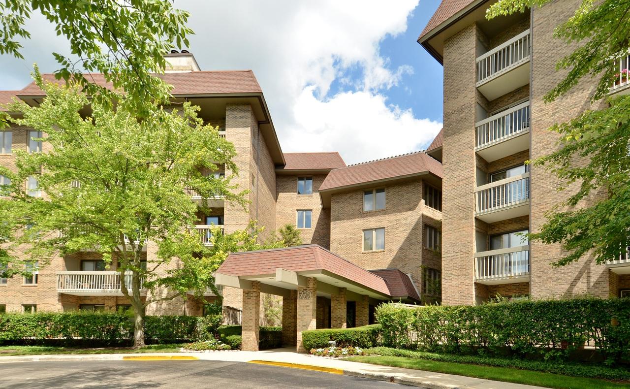 1220 Rudolph Rd. #2A, Northbrook, IL 60062