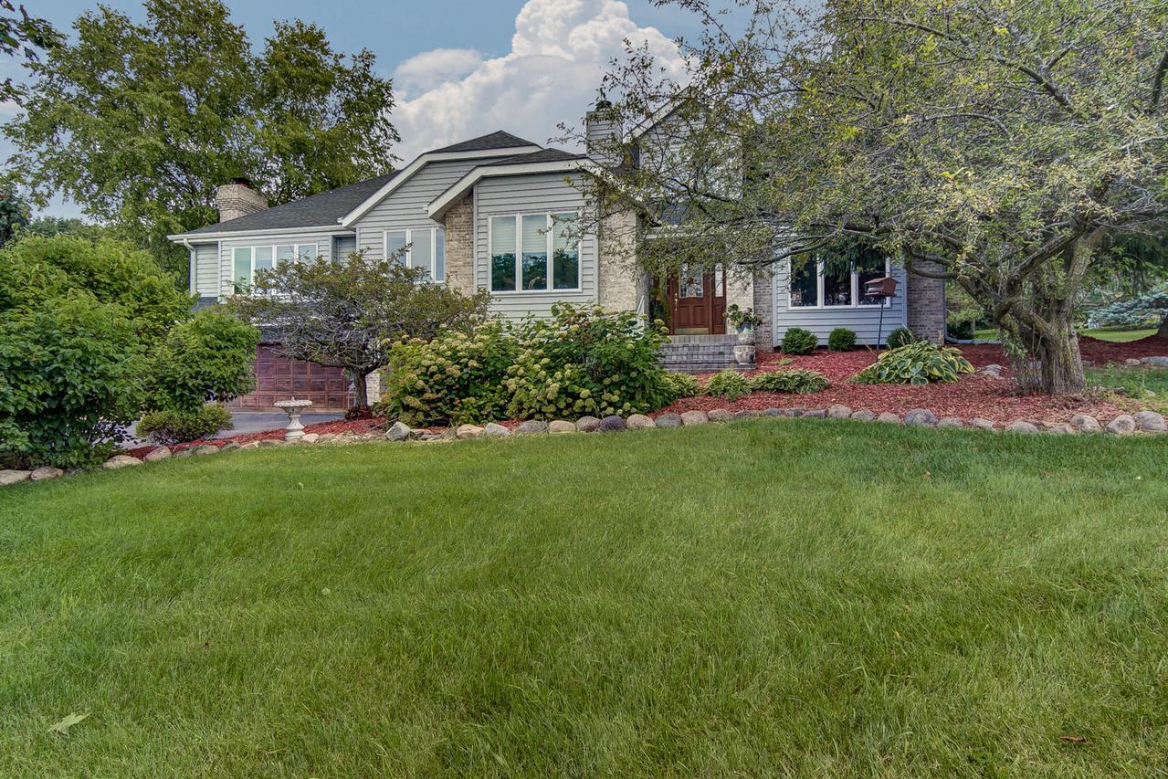 8264 Snaresbrook Rd., Roscoe, IL 61073