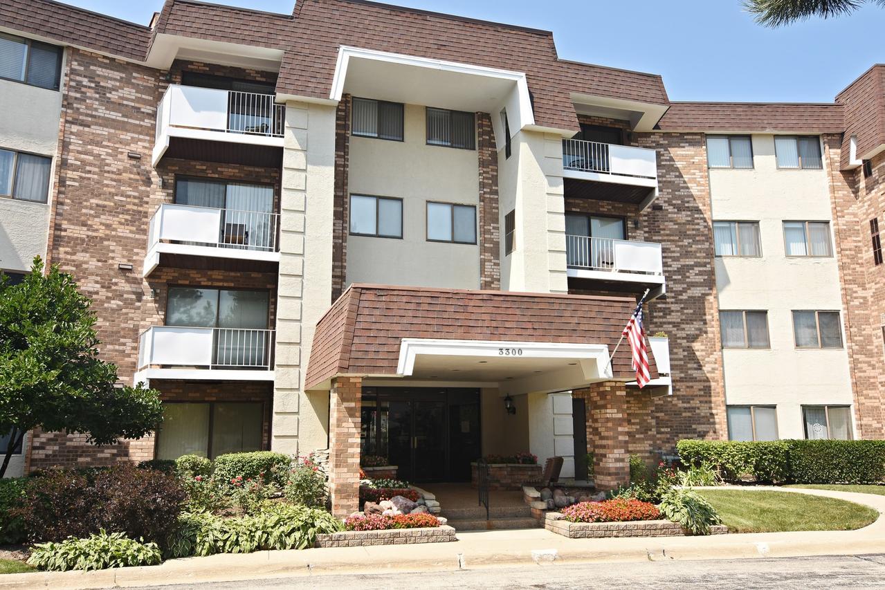 3300 N Carriageway Dr. #415, Arlington Heights, IL 60004