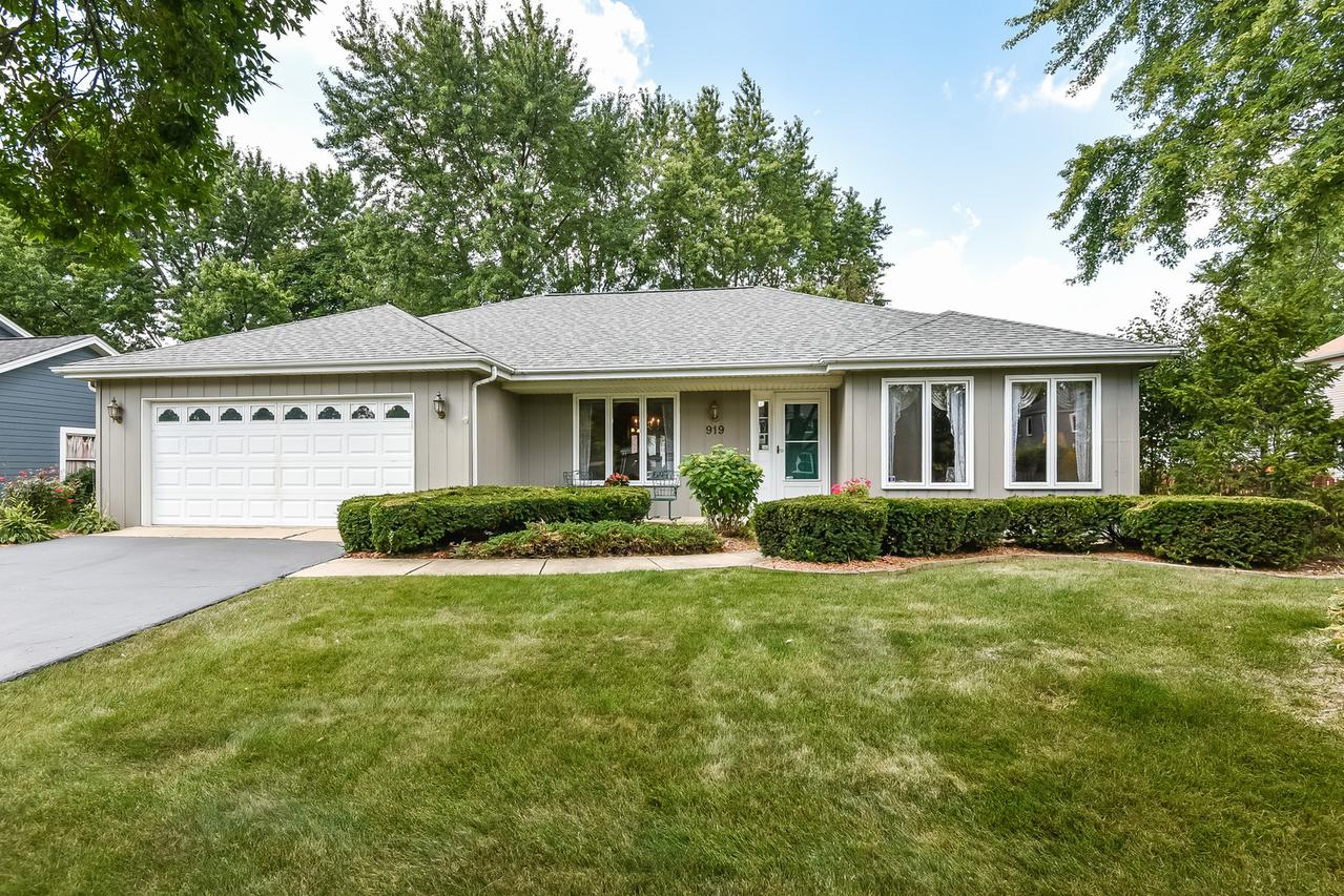 919 Queensbury Ct., Naperville, IL 60563