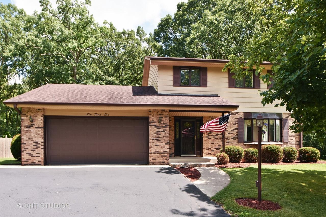 696 Parkwood Dr., Joliet, IL 60432