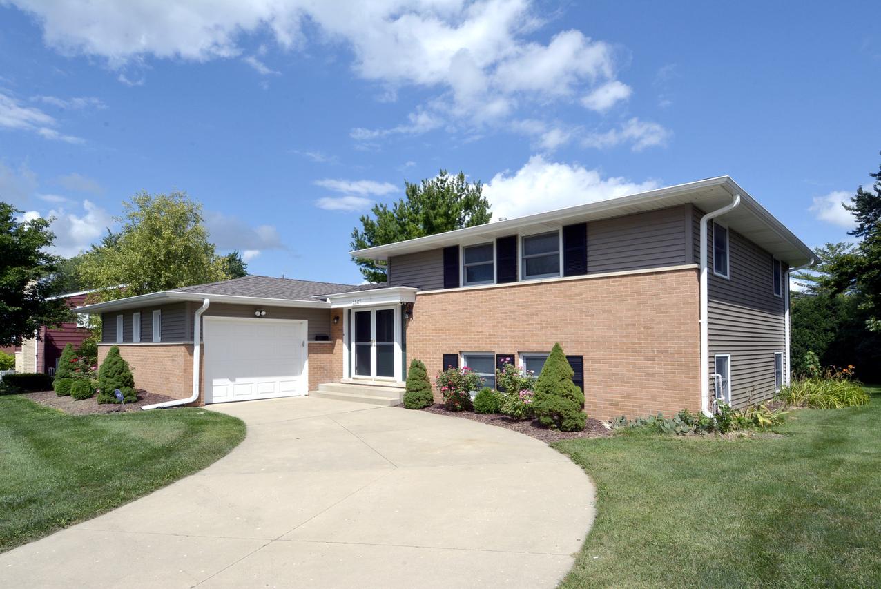 2247 N Champlain St., Arlington Heights, IL 60004