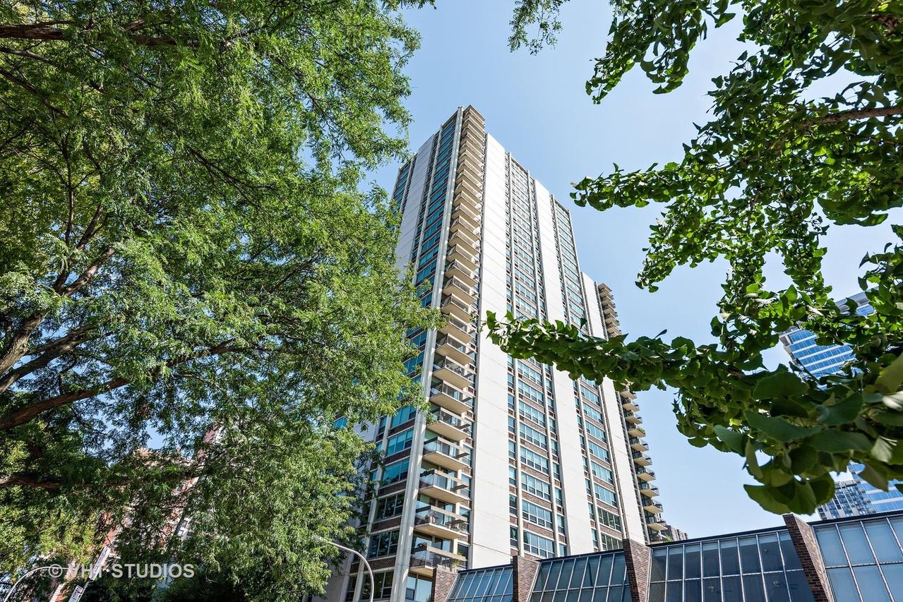 1255 N Sandburg Ter. #2404E, Chicago, IL 60610
