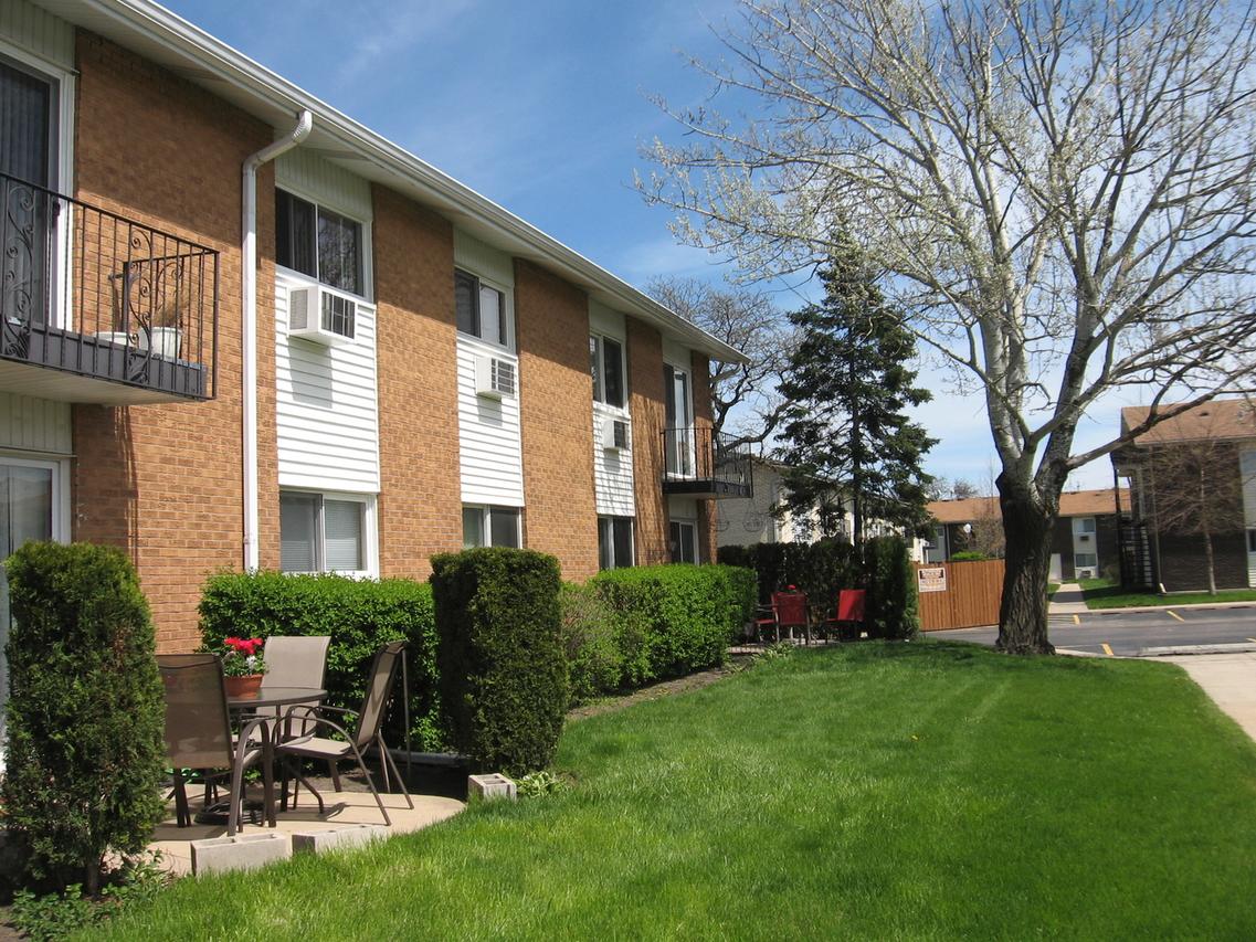8872 Jody Ln. #2G, Des Plaines, IL 60016