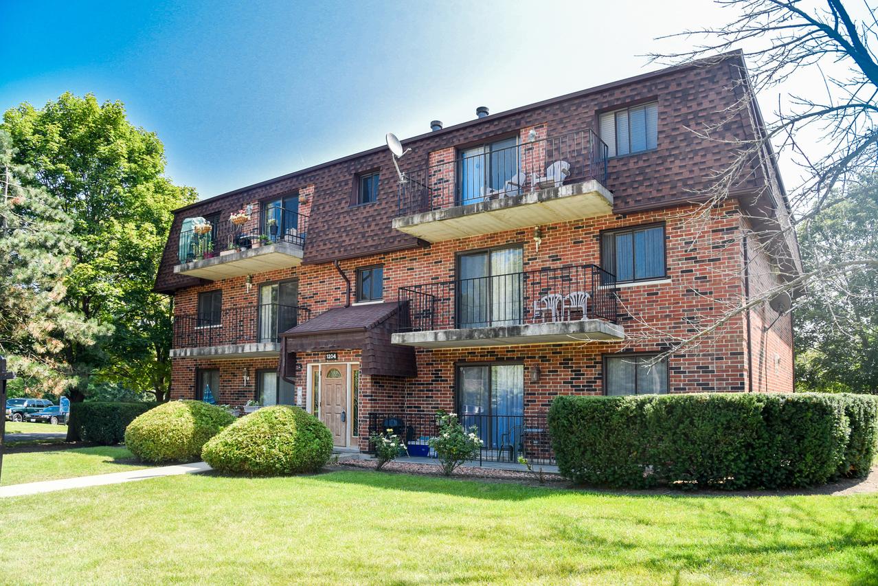 1204 Whispering Hills Ct. #304, Naperville, IL 60540
